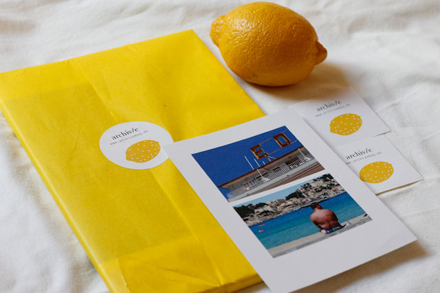 archiv/e Magazin in zitronengelber Verpackung