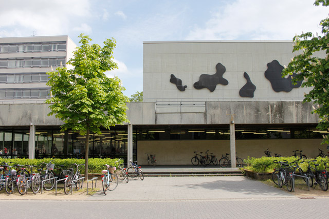 Hans-Arp-Relief auf dem Forumsplatz der TU Braunschweig