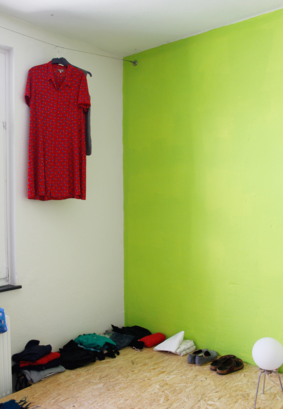 Spartanisch eingerichtetes Studentenzimmer. Die schreckliche Wandfarbe hatte ich mir nicht ausgesucht.